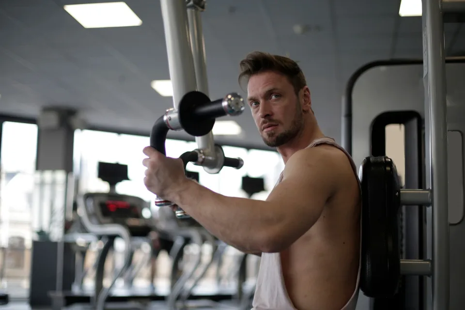Phòng gym đầy đủ dụng cụ, thoáng mát