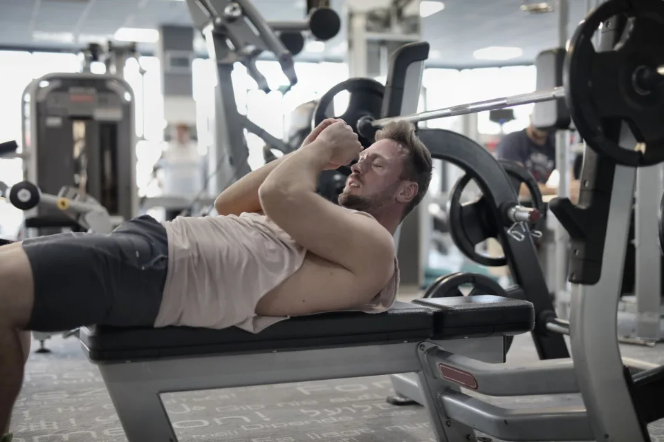 Phòng gym đầy đủ dụng cụ, thoáng mát